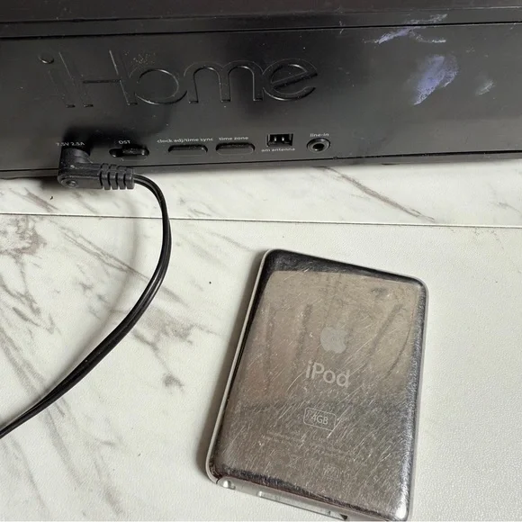 Apple iPod Nano 3rd Gen 4GB A1236 + iHome iA91 Dual Alarm Clock Radio MP3 Player - Picture 8 of 10